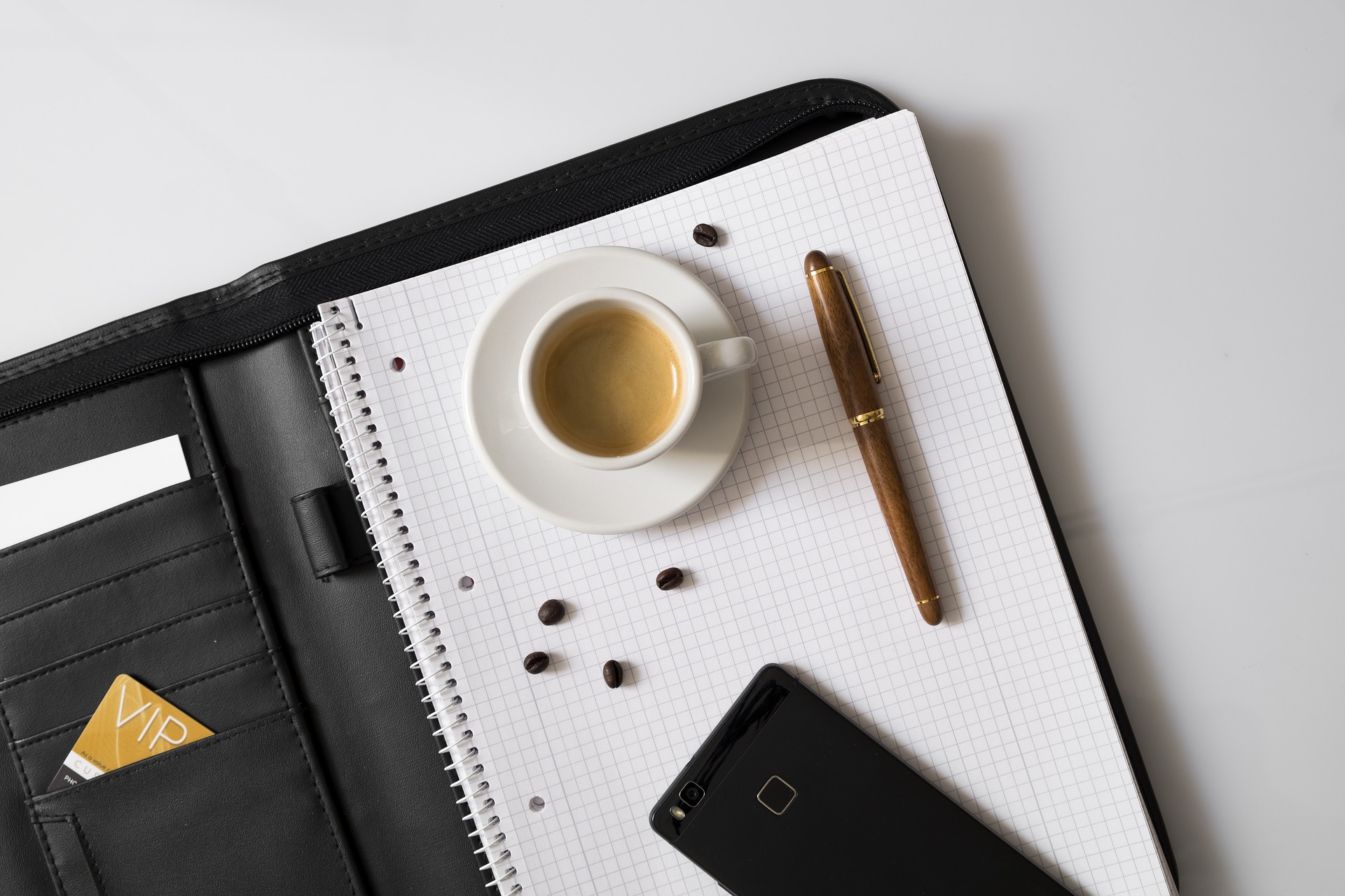 Notepad und Stift mit Espresso