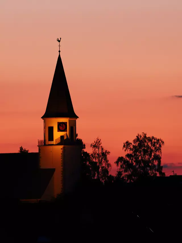 Kirche und Sonnenuntergang